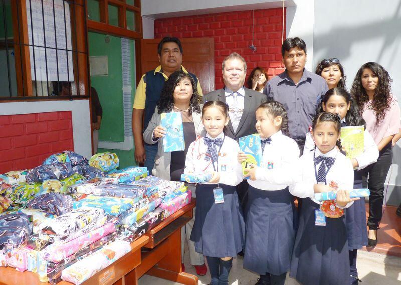 Alcalde reconoce a docentes y alumnos de I.E. Ángela Barrios