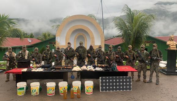 Las autoridades hallaron dos banderolas con el logo de la hoz y el martillo, así como materiales y alimentos diversos en Cusco. (Foto: CCFFAA)
