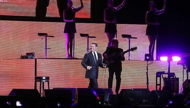 ​Luis Miguel pierde los papeles y golpea a sonidista en pleno concierto (VIDEO)