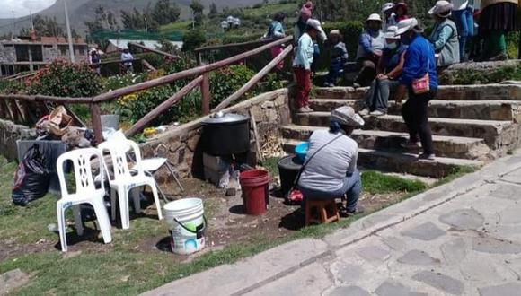 Pobladores se unen  para preparar los alimentos en el centro poblado de Pinchollo