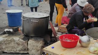 Comedores populares cocinan a leña por escasez de gas en Arequipa
