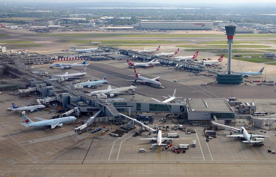 Ecologistas se encadenan en pista de aeropuerto de Heathrow 