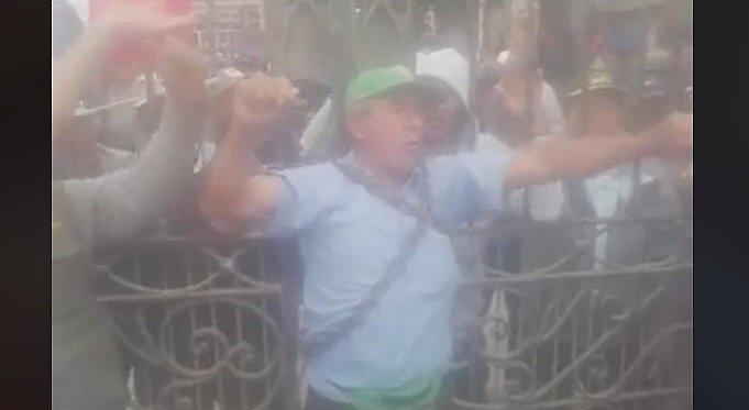 Poblador se encadena en la reja de la azucarera Tumán