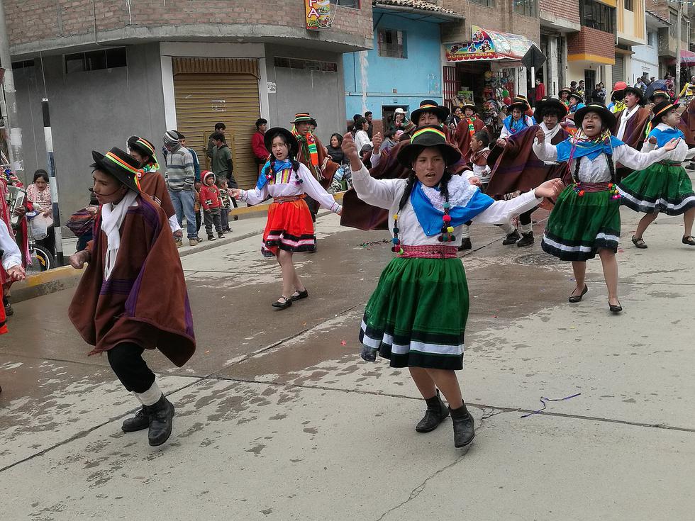 Danzantes hacen gozar a rabiar a huancavelicanos