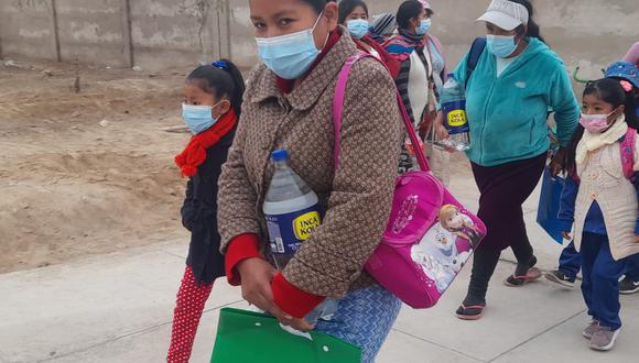 En Tacna niños y padres tienen que acarrear agua potable desde sus casas para sus necesidades en el plantel. (Foto: Difusión)
