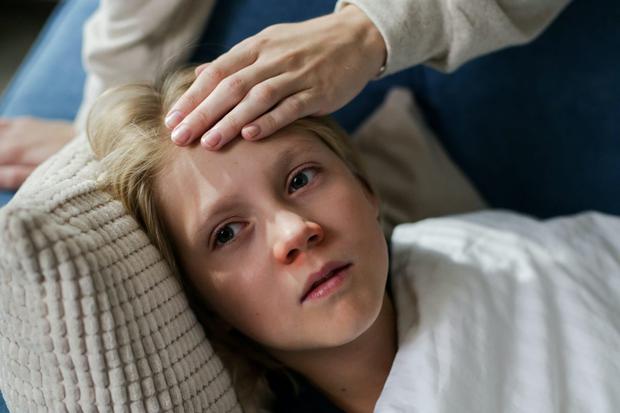 Muchas de las enfermedades de invierno producen fiebre en los niños, así como otros malestares corporales. (Foto: cottonbro / Pexels)