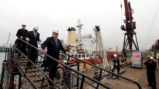 Jefe del Gabinete supervisa avance en construcción de naves Unión y Puno