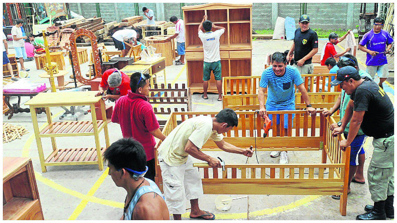 ​Internos convierten la madera en muebles y hermosas obras de arte