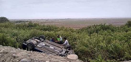 Policía de Cocachacra muere al despistar vehículo en vía Mollendo - Mejía