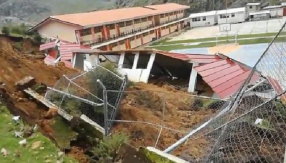 Deslizamiento destruye aulas prefabricadas en colegio de Grau