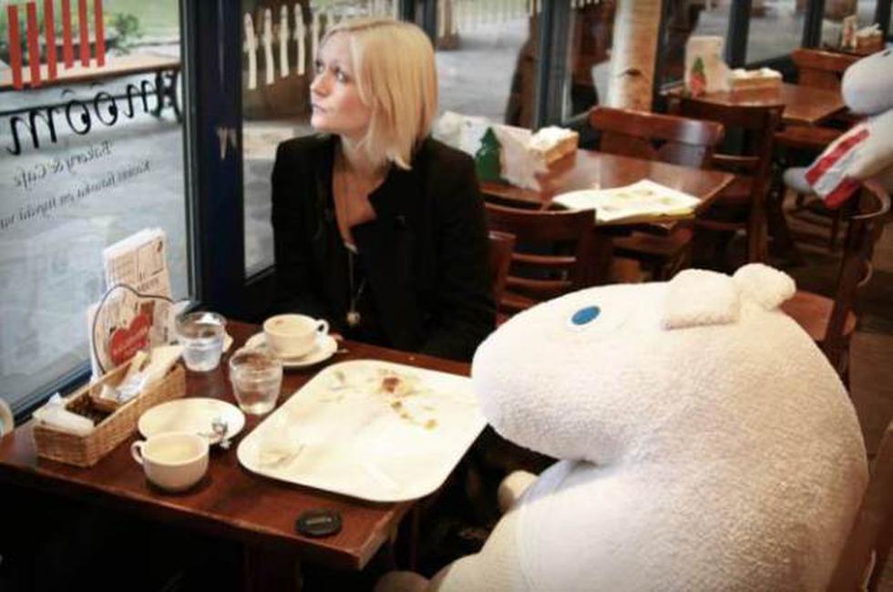 Restaurante ofrece a sus clientes solitarios un peluche para que los acompañe a almorzar 
