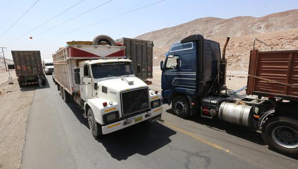 Vehículos transitan con normalidad por el km. 48 de la carretera de ingreso a Arequipa| Foto: Leonardo Cuito