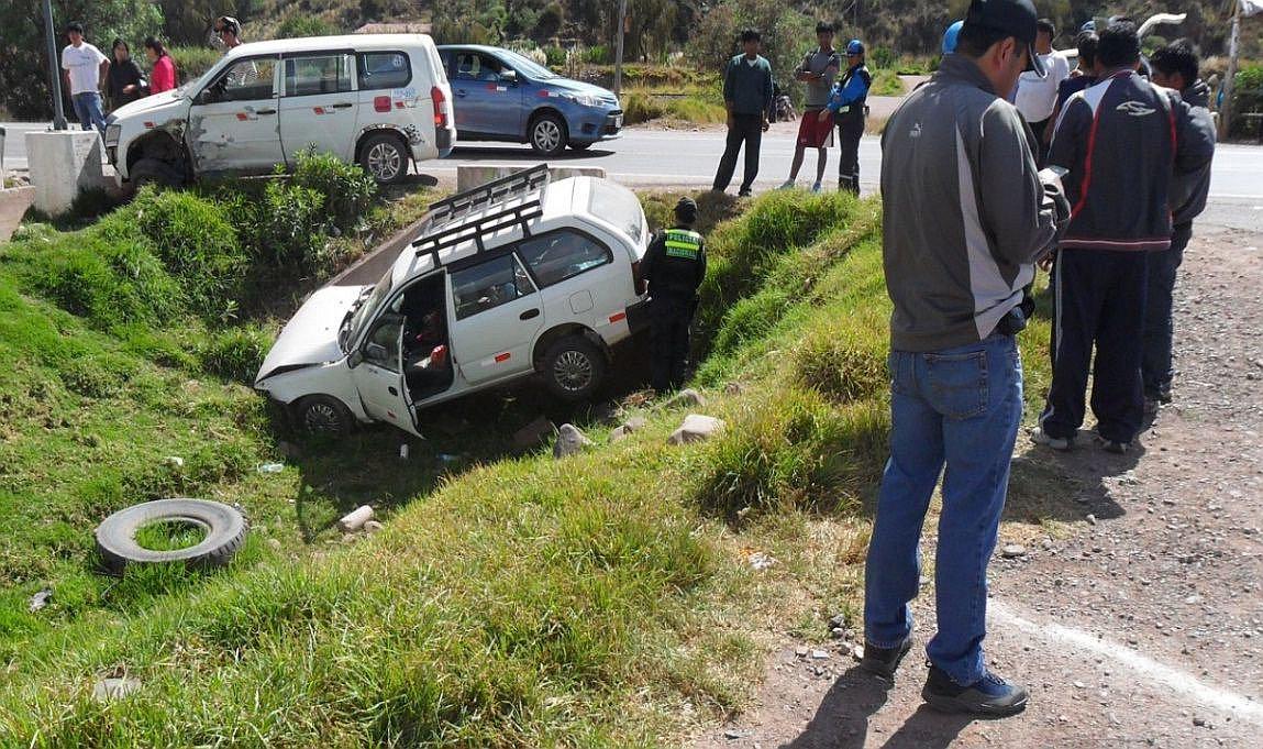 Siete heridos tras choque y vuelco de automóvil en la ruta Urcos - Sicuani