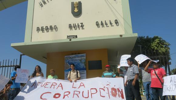 Universitarios marchan "contra la corrupción" en UNPRG (Videos)