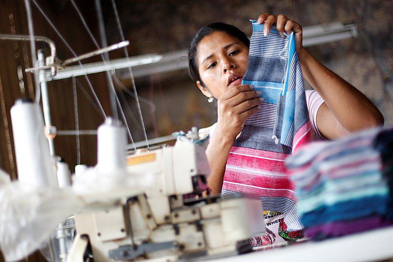 Madres peruanas trabajan más horas que los hombres según un estudio 