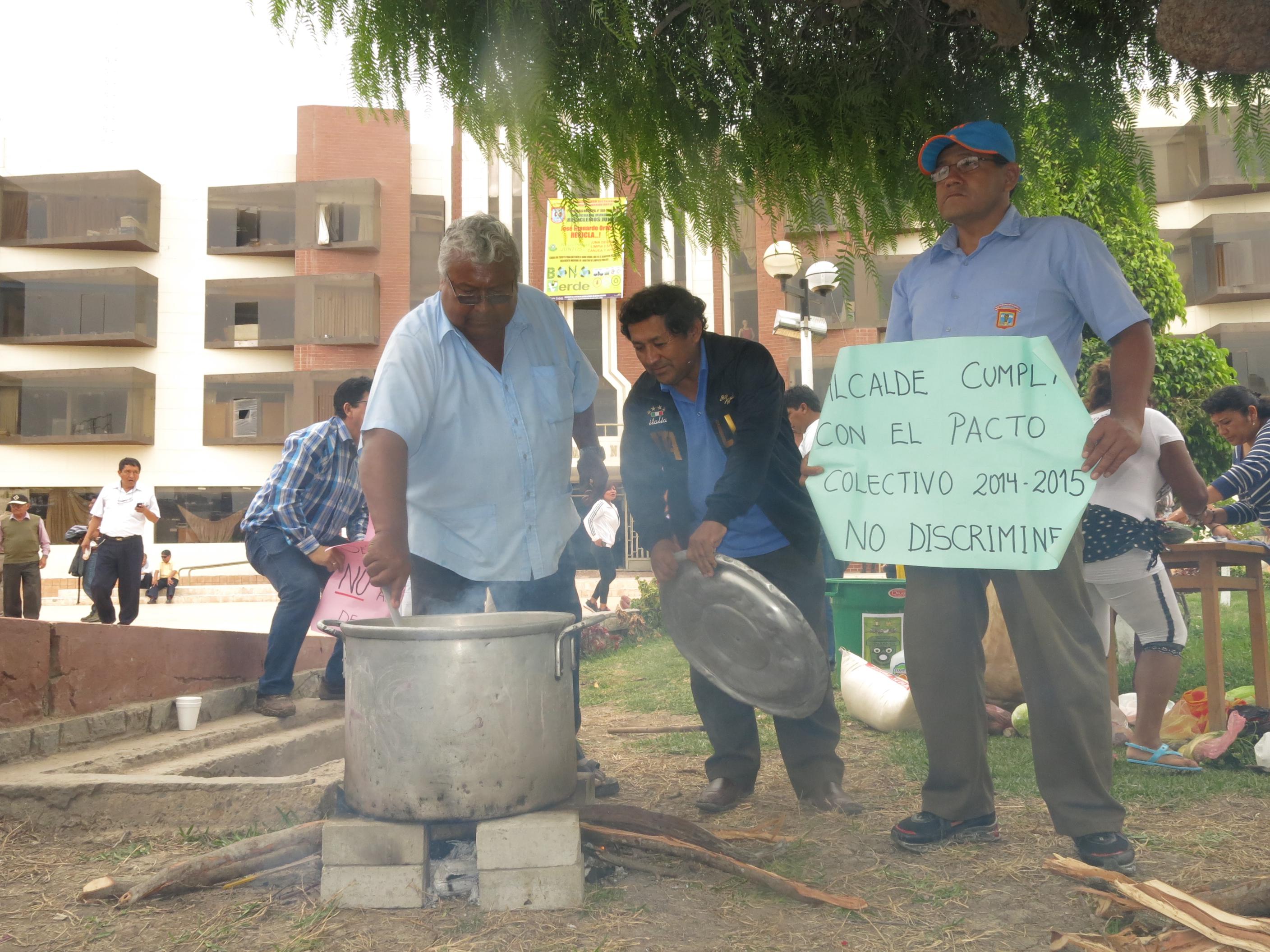 Trabajadores de JLO siguen en pie de lucha y hacen segunda olla común