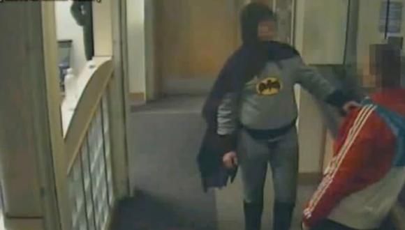 'Batman' entrega delincuente en una comisaría inglesa