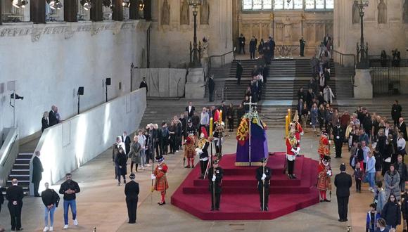 El presidente de los Estados Unidos, Joe Biden, y la primera dama, Jill Biden, presentan sus respetos mientras ven el ataúd de la reina Isabel II, tal como se encuentra en el interior de Westminster Hall, en el Palacio de Westminster en Londres el 18 de septiembre de 2022. (Foto de Yui Mok / PISCINA / AFP)