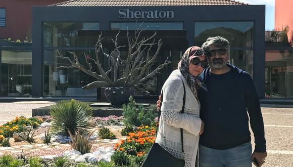 El iraní Mohsen Haydari y su mujer en la puerta del Sheraton Cascais Resort, donde tienen planeado quedarse hasta que acabe la pandemia. (Foto: Paula Fernández/EFE)