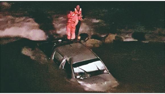 ​Policía se lanza al río a la 01:00 am para rescatar a ingenieros 