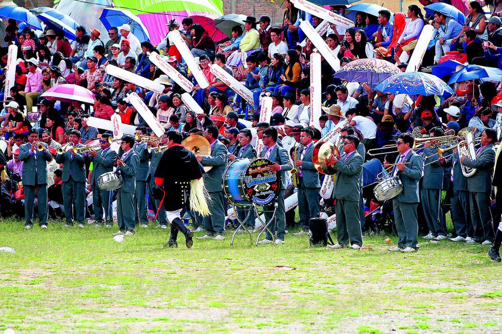 Fútbol,  látigo  y fe; inicia fiesta de Chinchilpos y Gamonales en Huayucachi (FOTOS)