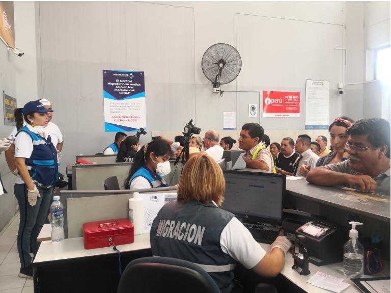 El personal de Migraciones cumple con utilizar mascarillas y guantes quirúrgicos. (Migraciones)