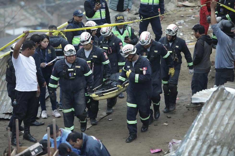 Bomberos y rescatistas retiran el cuerpo de menor de cuatro años que fue sepultado tras derrumbe de su vivienda