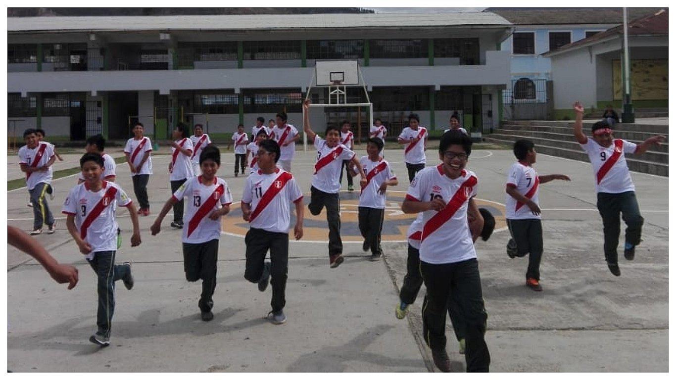 Escolares celebran presencia de Paolo Guerrero en el Mundial 