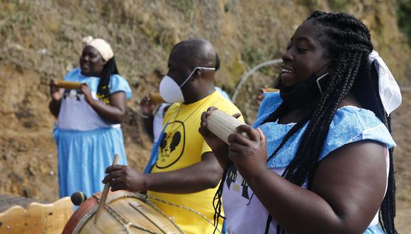 Integrantes del Grupo Pastoral Afro de La Sierra cantan en la Comuna 8 de Medellín, Colombia. (Foto: EFE)