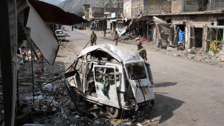 Pakistán: 10 vacunadores murieron al explotar bomba en centro donde trabajaban