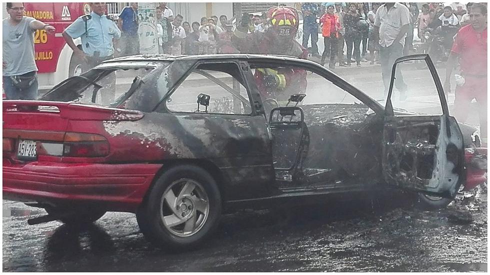 Automóvil arde en llamas y genera zozobra en la Panamericana Norte (FOTOS) 