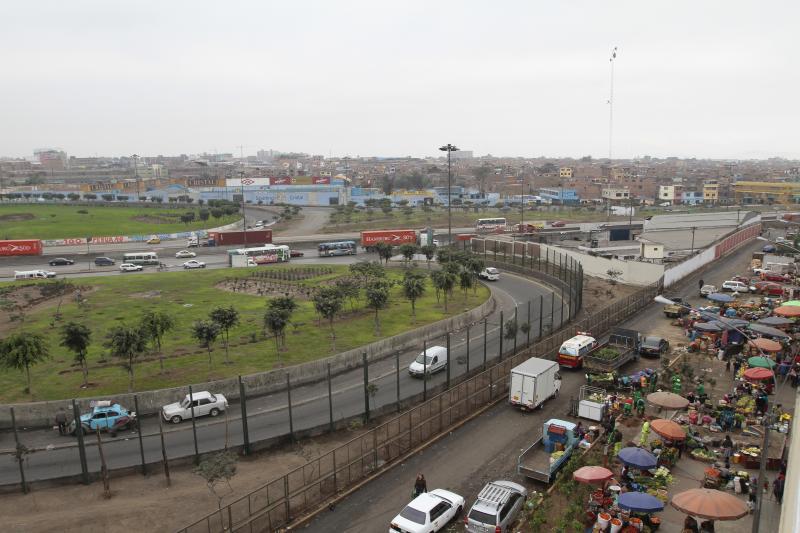 Municipalidad de Lima retira a ambulantes del Trébol de Caquetá