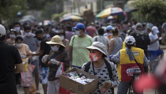 Ciudadanos haciendo compras en un mercado de Lima (Foto: GEC)