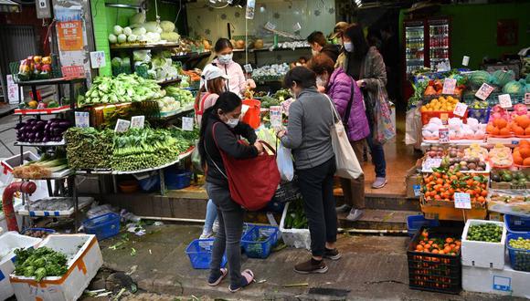 256 / 5.000
Resultados de traducción
Los compradores compran verduras un día después de que muchas tiendas se quedaran sin algunos productos en Hong Hong el 9 de febrero de 2022, cuando entran en vigor restricciones más estrictas de Covid-19 luego de las cifras de infección más altas de la ciudad desde que comenzó la pandemia. (Foto de Peter PARQUES / AFP)