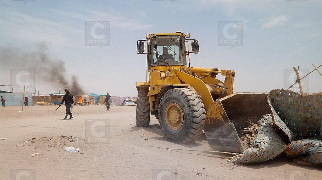 Con apoyo de policías retiran a usurpadores de terreno particular 