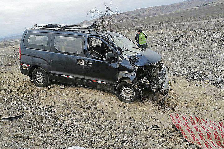 Colisión entre moto y minivan deja un muerto y un herido