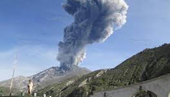 Volcán Ubinas lanza vapor de agua y ceniza