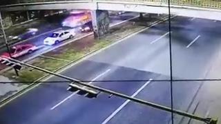 Video del preciso momento en que un tráiler derriba un puente peatonal en Texcoco 