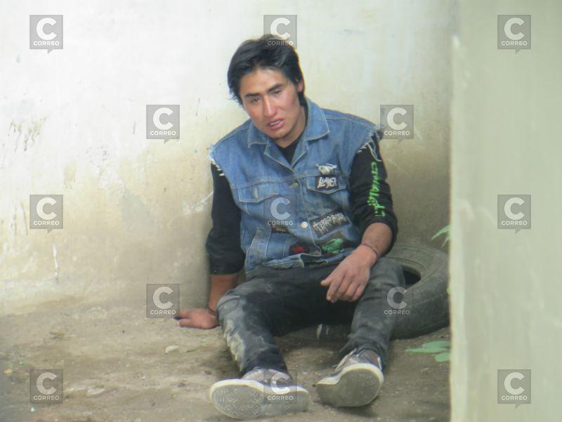 Sujeto ingresa a escuela y amenaza a niños con un cuchillo (VIDEO)