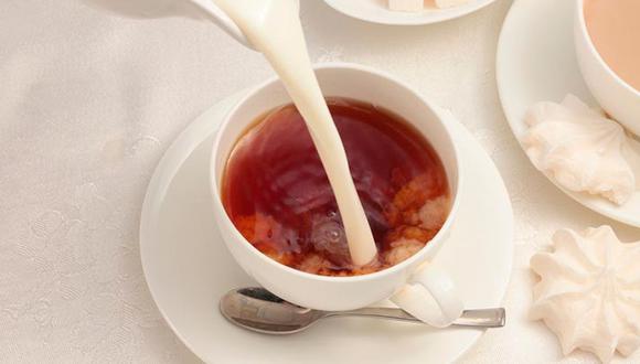 Especialistas aseguran que agregar té con leche no sería la mejor opción, ya que 'acabaría' con los beneficios de ambas bebidas (Foto: Pixabay)