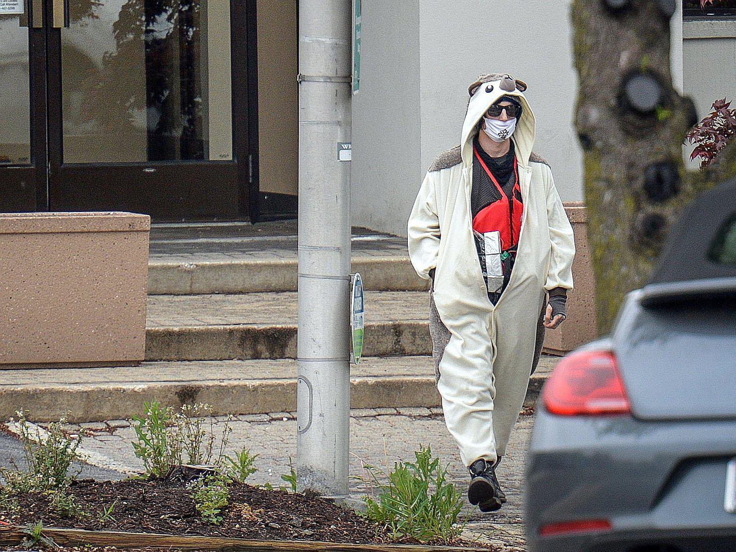 Se disfraza de oso panda e ingresa con bomba a estación de TV (VIDEO) 