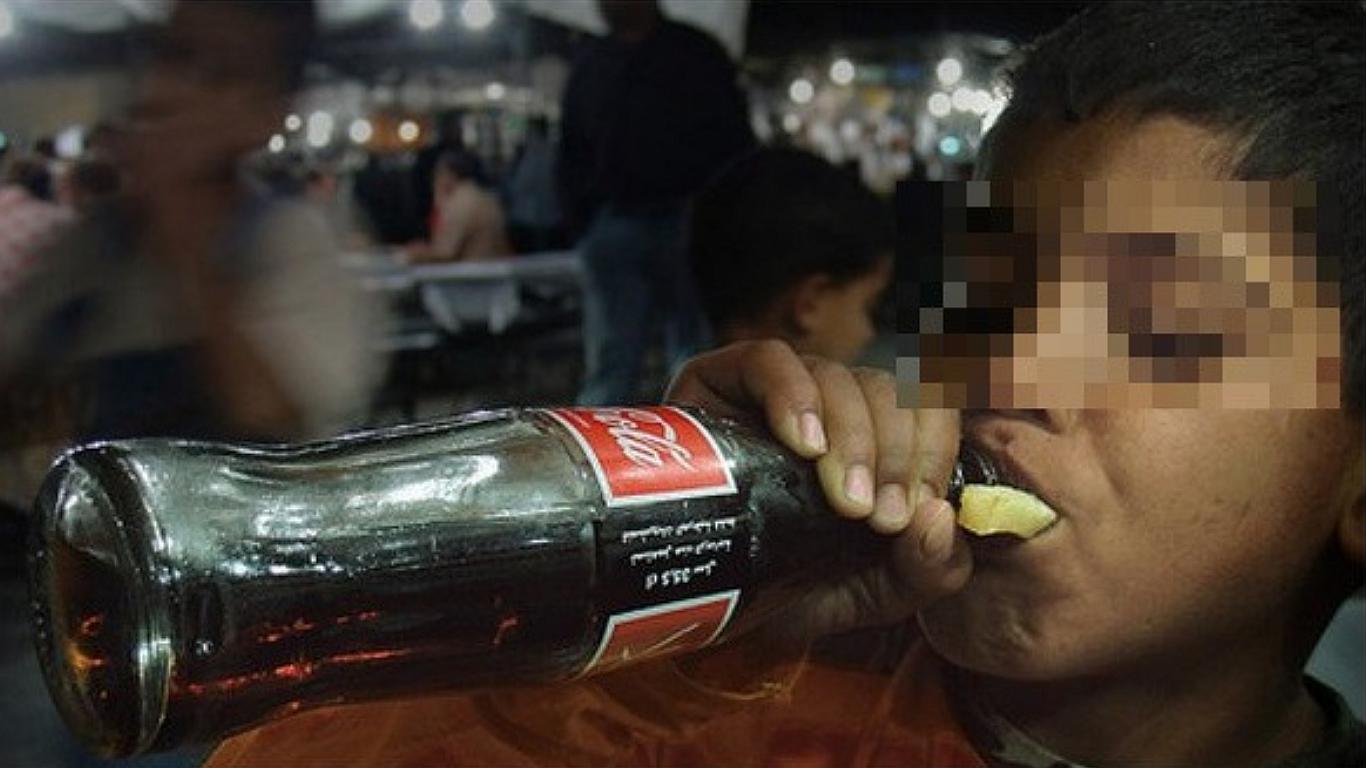 Condenan a un padre por alimentar a sus hijos a base de gaseosa