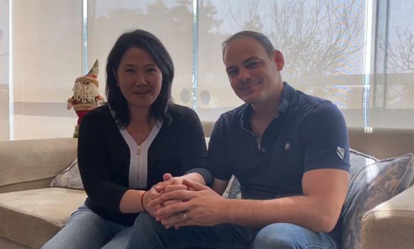 Keiko Fujimori envió su mensaje a través de redes sociales y en compañía de Mark Vito Villanella, su esposo. (Facebook)