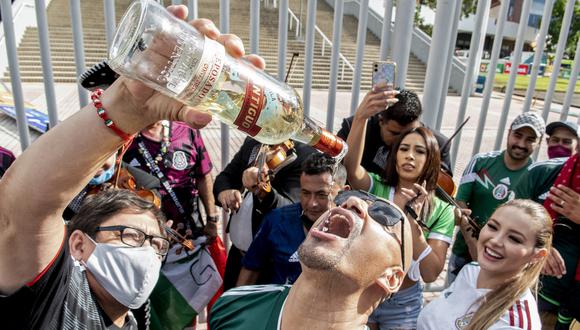 Los fanáticos de México beben tequila afuera del Estadio Nacional antes del partido de clasificación de Concacaf para la Copa Qatar 2022 contra Costa Rica en San José. (Foto: Ezequiel BECERRA / AFP)