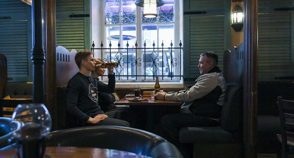 Imagen referencial. Los clientes disfrutan de sus cervezas en el pub de estilo checo Vltava, en el centro de Helsinki (Finlandia), el 7 de marzo de 2021. (Markku Ulander / Lehtikuva / AFP).