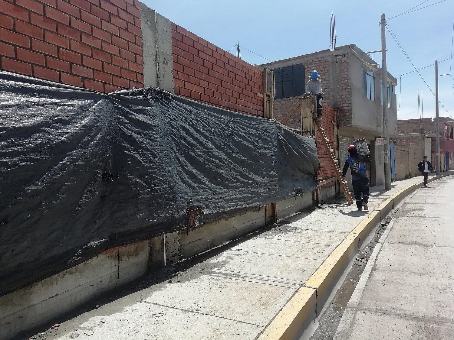 Unsch bloquea calle con cerco perimétrico 