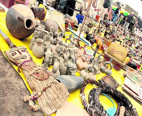 Huacos y tejidos originales son vendidos en Tacora