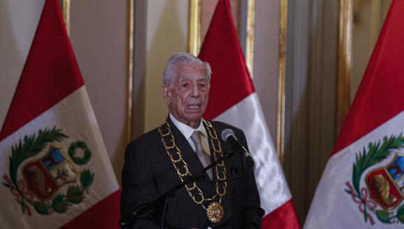 El escritor peruano y premio Nobel de literatura Mario Vargas Llosa habla después de una ceremonia en el Palacio de Gobierno en Lima el 8 de marzo de 2023. (Foto de STRINGER / AFP)