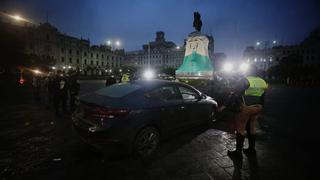 Vehículo se queda estacionado en la Plaza San Martín pese a cierre ante anuncios de mítines por elecciones