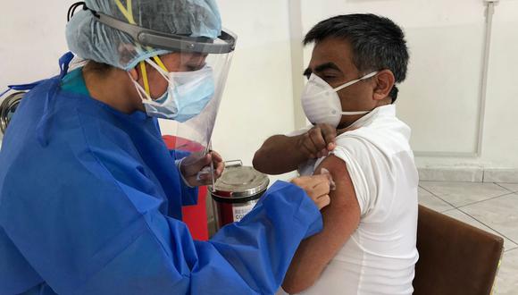 Uno de los primeros intensivistas vacunados contra la COVID-19 en el Perú (Arzobispo Loayza).